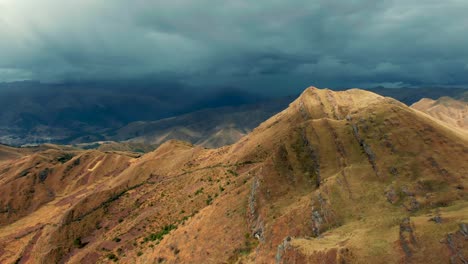 Die-Goldene-Andenlandschaft-Enthüllt-Die-Alten-Ruinen-Von-Huanacaure-Inmitten-Majestätischer-Täler-In-Der-Nähe-Von-Cusco,-Peru,-Unter-Einem-Tiefblauen,-Wolkigen-Horizont