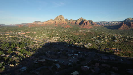 Sedona,-Arizona,-USA,-Luftaufnahme-Von-Tal,-Häusern-Und-Atemberaubender-Landschaft-An-Einem-Sonnigen-Morgen