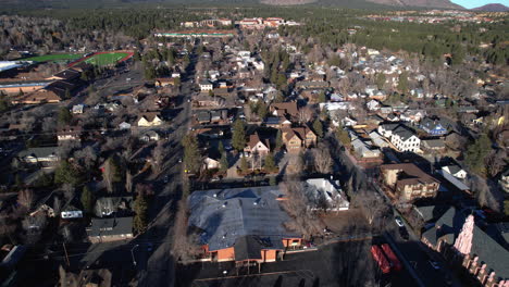 Vista-Aérea-De-Flagstaff,-Arizona,-EE.UU.,-Comunidad-Residencial-En-El-Centro,-Casas-E-Iglesia-En-Un-Día-Soleado.