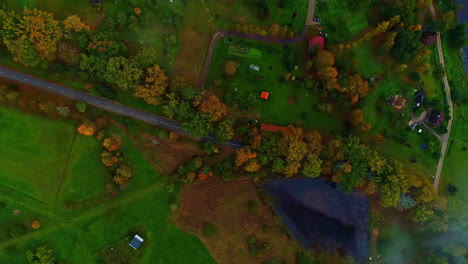 Luftaufnahme-Von-Oben-über-Dem-Herbstlichen,-Mehrfarbigen-Wald-In-Der-Nähe-Eines-Sees,-Drohnenvideo