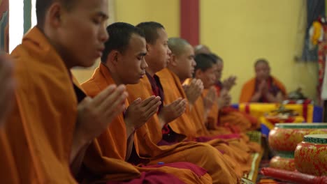 Im-Buddhistischen-Kloster-Findet-Buddhistischer-Gottesdienst-Statt
