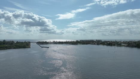 Zeitrafferaufnahme-Am-Frühen-Morgen-Mit-Blick-Auf-Den-Ocean-Inlet-Park-In-Boynton-Beach,-Florida,-Mit-Fließenden-Wolken,-Dünnem-Wasser-Und-Glanz-Auf-Der-Intercoastal-Waterway