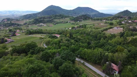 Antena-Escénica-Sobre-El-Paisaje-Montañoso-De-Viñedos-En-Las-Montañas-Euganei-En-Italia.