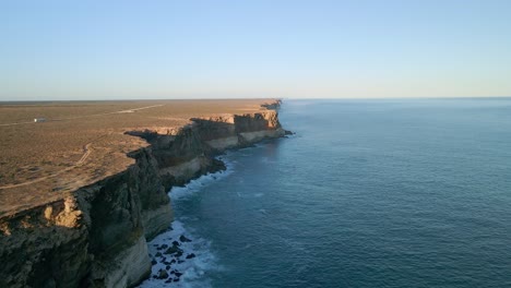 Profilansicht-Der-Nullarbor-Klippen-Mit-Wunderschöner-Meereslandschaft-Im-Hintergrund-In-Südaustralien