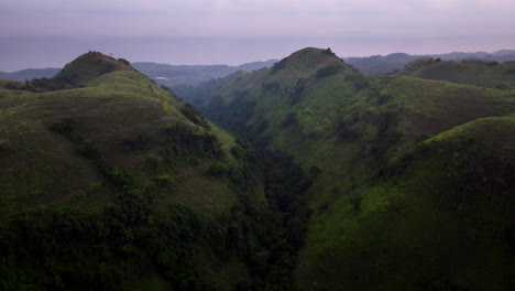 Cordillera-Siempre-Verde-De-La-Colina-De-Los-Teletubbies-Durante-La-Puesta-De-Sol-En-El-Este-De-Nusa-Penida,-Bali,-Indonesia