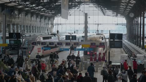 Los-Viajeros-Esperando-Para-Embarcar-En-Tren-En-La-Estación-De-Lyon,-París