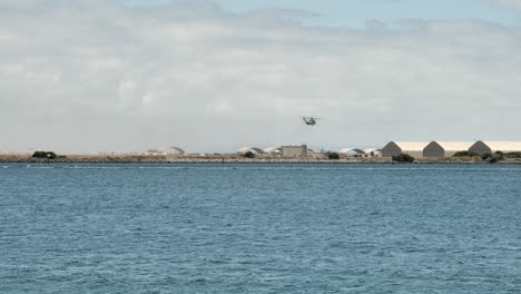 Helicóptero-Militar-Aterrizando-En-La-Base-Marina-De-La-Armada.