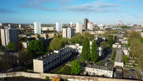 Vista-Aérea-Panorámica-Del-Horizonte-Urbano-Del-Sur-De-Londres-Bajo-El-Sol-De-Verano.