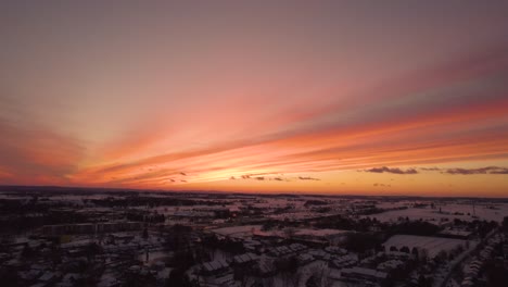 Luftaufnahmen-Von-Einem-Wunderschönen-Verschneiten-Wintersonnenuntergang-In-Der-Kleinen-Stadt-Lititz,-PA,-In-Der-Zukunft