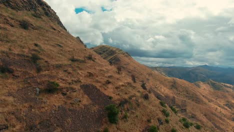 Fascinante-Antena-De-Cumbres-Doradas-En-Los-Andes-Peruanos,-Caminata-A-Huanacaure-Cerca-De-Cusco,-Plataforma-Rodante-En