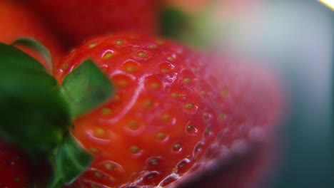 Makro-Detailvideo-Eines-Erdbeerhaufens,-Riesige-Rote-Rohe-Erdbeere,-Grünes-Blatt,-Auf-Einem-Rotierenden-Ständer,-Sanfte-Bewegung,-Zeitlupe-120 fps