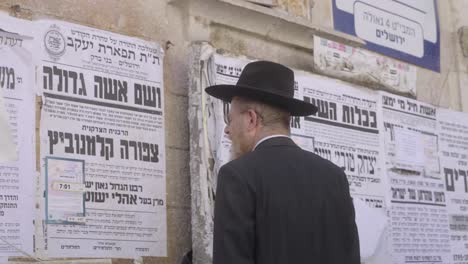 Hombre-Judío-Leyendo-Carteles-En-Las-Calles-De-Jerusalén-Israel