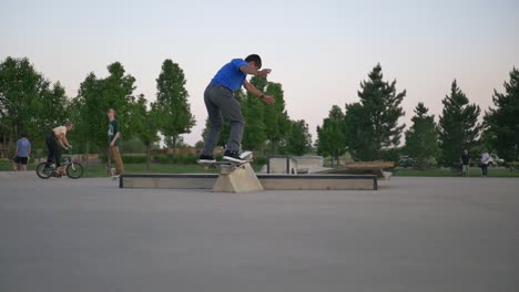 Un-Skater-Hace-Un-Truco-Complicado-En-La-Barandilla