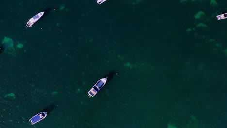 Top-Down-Luftaufnahme-Eines-Bootsparkplatzes-Im-Meer