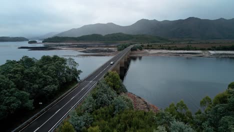 Drohnenansicht-Einer-Brücke,-Die-Die-Stadt-über-Den-Lake-Burbury-In-Tasmanien,-Australien-Verbindet