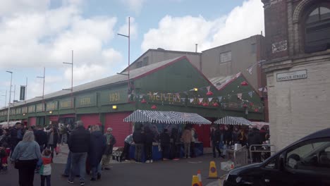 Weite-Aufnahme-Von-Menschen,-Die-In-Den-Barras-In-Glasgow-Spazieren-Gehen