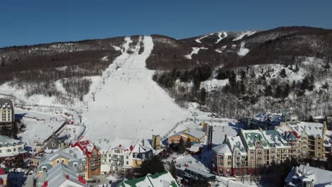 Drohnenflug-über-Mont-Tremblant-In-Der-Kanadischen-Provinz-Québec,-Laurentian-Mountains,-Beliebtes-Reiseziel-Für-Ski-Winteraktivitäten