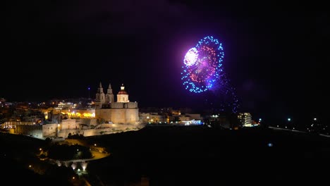 Unterhaltsame-Künstlerische-Feuerwerksshow-Mit-Verschiedenen-Licht--Und-Explosionsmustern-über-Der-Pfarrkirche-Von-Mellieha-Auf-Malta