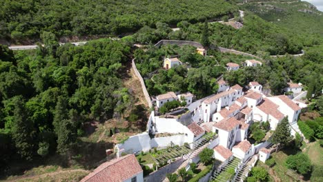 Klosteranlage-Arrábida-Auf-Grünem-Hügel-Arrábida-Park-01