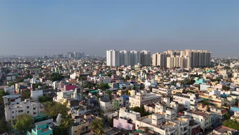 Un-Cautivador-Metraje-De-Drones-De-Chennai,-Que-Ofrece-Una-Vista-Aérea-De-La-Vibrante-Energía-Y-La-Grandeza-Arquitectónica-De-La-Ciudad-Contra-Un-Fondo-Nublado.