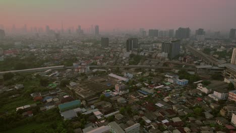 Horizonte-De-Bangkok-Al-Atardecer,-Tonos-Cálidos-Sobre-El-Paisaje-Urbano,-Vista-Aérea