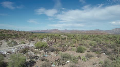 Abgeladener-Müll-übersät-Die-Straße-Im-Wüstengebiet-Von-Mulege,-Baja-California-Sur,-Mexiko---Luftaufnahme-Einer-Drohne