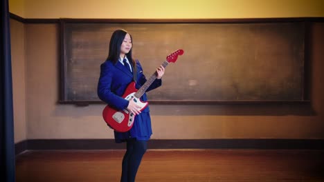 Japanisches-Mädchen-In-Uniform-Posiert-Mit-E-Gitarre-In-Schulszene