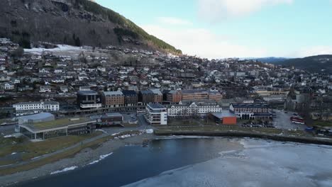 Voss-Noruega-Durante-El-Invierno-Por-La-Mañana,-Lago-Congelado