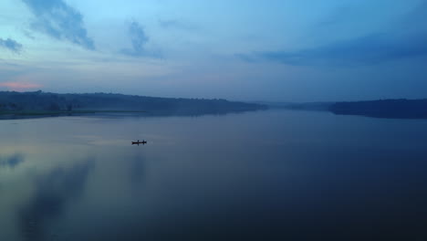 Morgenlandschaft-Der-Backwaters-Von-Kerala,-Wunderschöner-See-Vor-Der-Sonne-Und-Kokosnussbäume-Am-Nebligen-Morgen