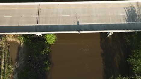 Wolf-River-Bridge-In-Collierville,-Tennessee,-Mit-üppigem-Grün-Im-Hellen-Tageslicht,-Wirft-Schatten,-Luftaufnahme