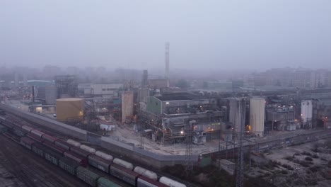 Amplia-Vía-De-Patio-Ferroviario-Y-Parque-Industrial-Apariencia-De-Cielo-Contaminado