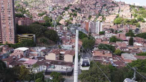 Metrocable-Gleitet-über-Die-Vielfältige-Stadtlandschaft-Von-Comuna-13-In-Medellin,-Kolumbien