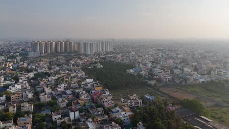 Un-Amplio-Panorama-Aéreo-De-Chennai,-Que-Muestra-El-Extenso-Paisaje-Urbano-De-La-Ciudad-Y-La-Vibrante-Vida-Callejera-Bajo-Un-Cielo-Nublado