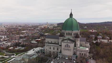 Luftaufnahme-Des-St.-Josephs-Oratoriums-Von-Mount-Royal,-Montreal,-Katholische-Heiligtumsbasilika-In-Quebec,-Kanada,-Malerisches-Stadtbild-In-Der-Ferne