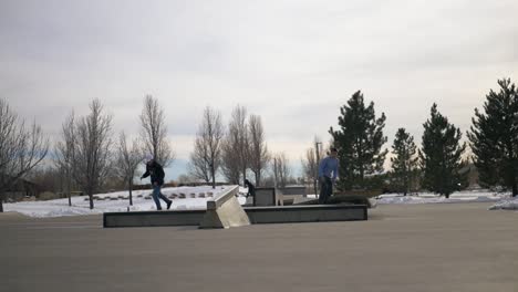 El-Hombre-Hace-Un-Giro-De-360-Sobre-Un-Riel-En-Su-Patineta.