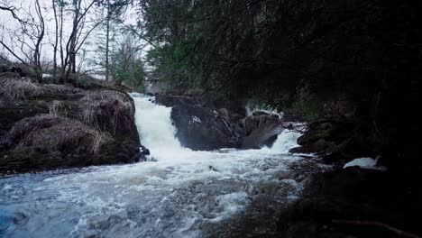 Wasser-Fließt-über-Felsen-Im-Wald-In-Indre-Fosen,-Norwegen-–-Weitwinkelaufnahme