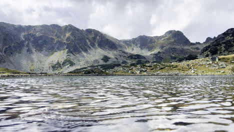 View-of-Bucura-alpine-lake-in-the-Retezat-mountains,-Romanian-Carpathians