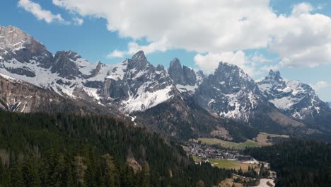 Majestuoso-Paisaje-De-Montañas-Dolomitas-En-Primavera