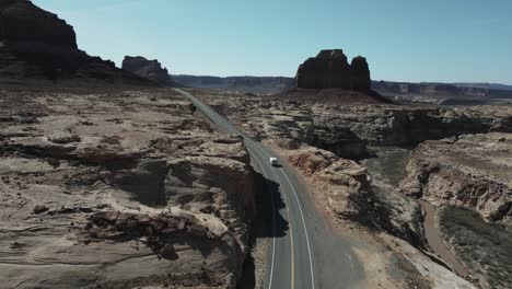 Libertad-De-Estilo-De-Vida-Vanlife-Viajando-Por-El-Parque-Monument-Valley,-Utah