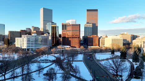 Vista-De-Drones-Al-Atardecer-De-Invierno-Nevado-Sobre-El-Parque-Conmemorativo-De-Los-Veteranos-De-Lincoln-De-Denver-CBD