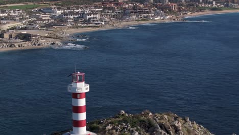 Leuchtturm-El-Charmo-Auf-Dem-Vorgebirge-In-Cabo-San-Lucas,-Baja-California-Sur,-Mexiko