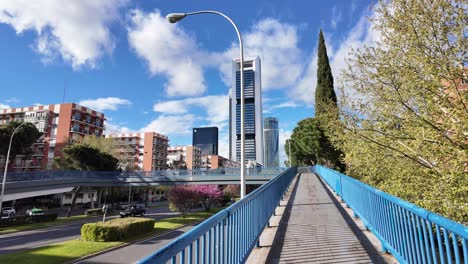 Caminando-Por-El-Puente-En-La-Zona-De-Negocios-De-Madrid-Durante-Un-Maravilloso-Día-De-Primavera