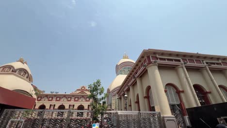 Wide-angle-view-of-Kalighat-temple-in-Kolkata,-India