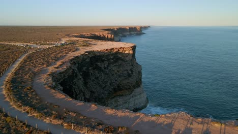 Toma-Aérea-Hacia-Atrás-De-Los-Acantilados-De-Nullarbor,-Uno-De-Los-Acantilados-Marinos-Más-Largos-Del-Mundo-En-El-Sur-De-Australia.