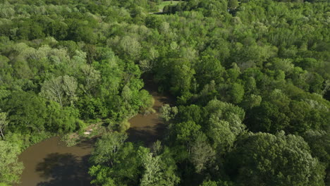 Wolf-river-winding-through-lush-greenery-in-collierville,-tennessee,-daylight-shot,-aerial-view