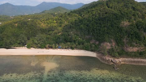 Impresionante-Revelación-Con-Drones-De-Una-Isla-Tropical-Desde-La-Playa