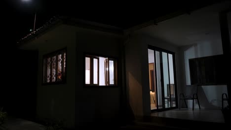 Landhütte-In-Der-Nacht-Mit-Eingeschaltetem-Licht