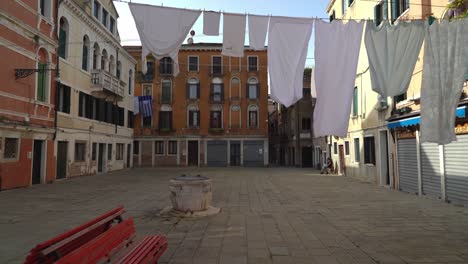 Wäsche-Trocknet-Auf-Der-Leine-In-Der-Altstadt-Von-Venedig