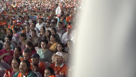 Multitud-De-Personas-Escuchando-La-Campaña-Electoral-Del-Primer-Ministro-Modi-Lok-Sabha-Celebrada-En-El-Hipódromo