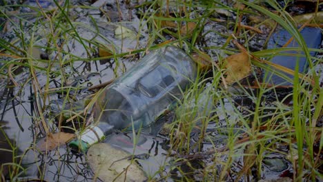 Recogen-Basura-Flotando-En-El-Agua-Y-Hacia-El-Río.